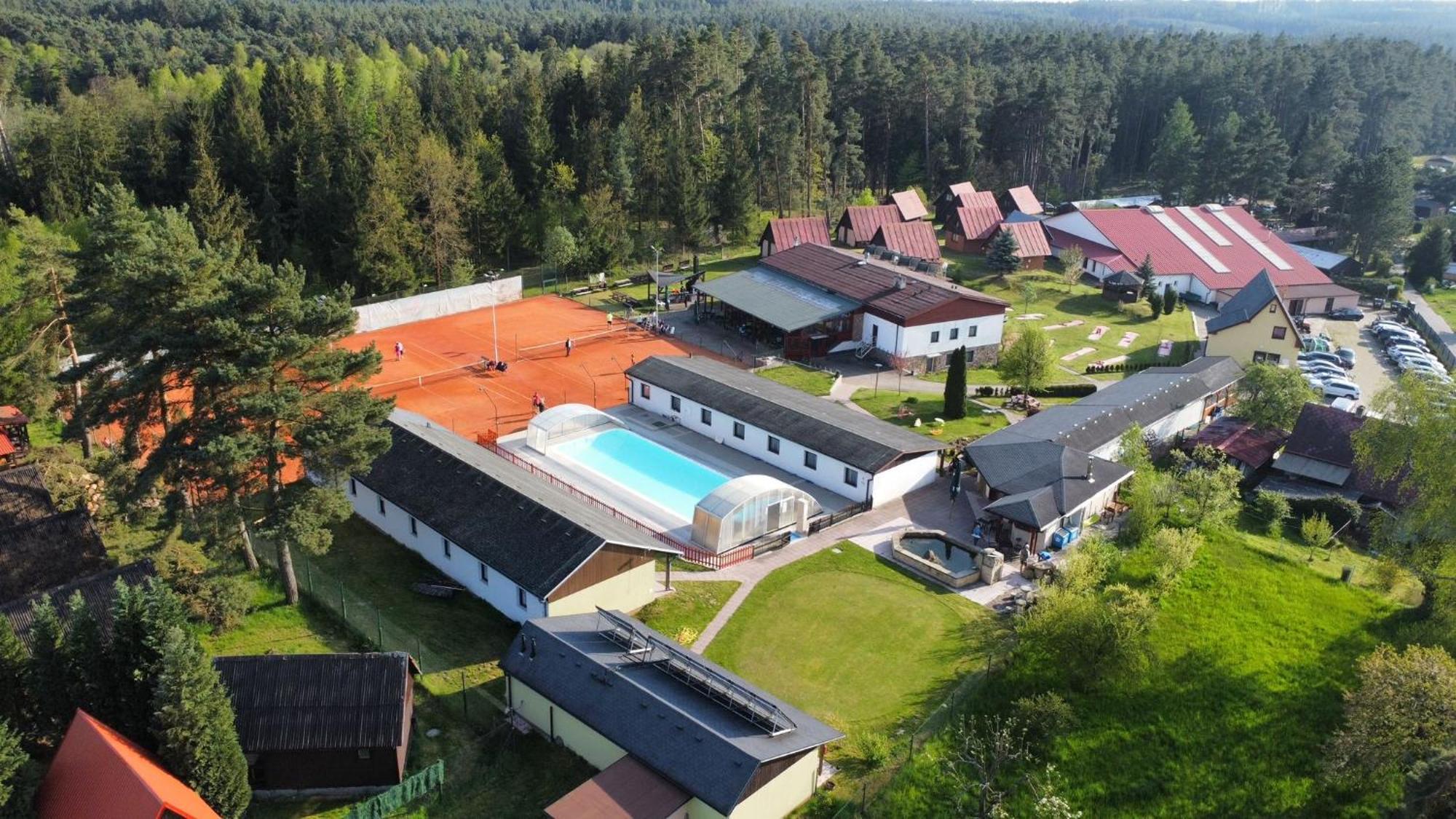 Raj Sportovni A Rekreacni Resort Branzez Kněžmost Exteriör bild